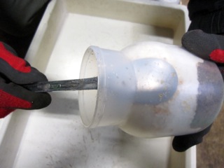 クワガタの菌糸ビンにスプーンを当てます