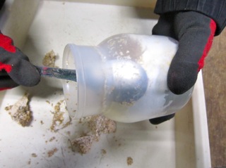 クワガタの菌床マットを少しずつ掘り出します。